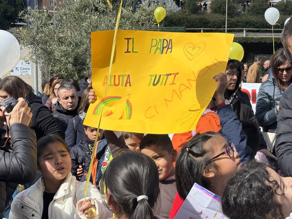 Los niños de las Escuelas de la Paz rezan por el papa Francisco. El domingo 16 de marzo una delegación fue al hospital Gemelli